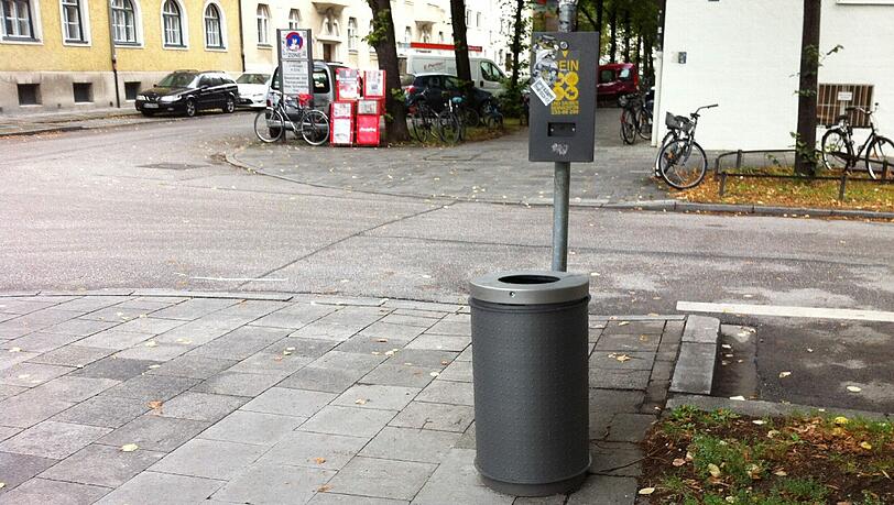 Der neue Müllbehälter steht auf dem Boden und fasst deutlich mehr als der alte. Die Stadt will so das Schmutz-Problem in Schwabing lösen. Der neue Müllbehälter steht auf dem Boden und fasst deutlich mehr als der alte. Die Stadt will so das Schmutz-Problem in Schwabing lösen.