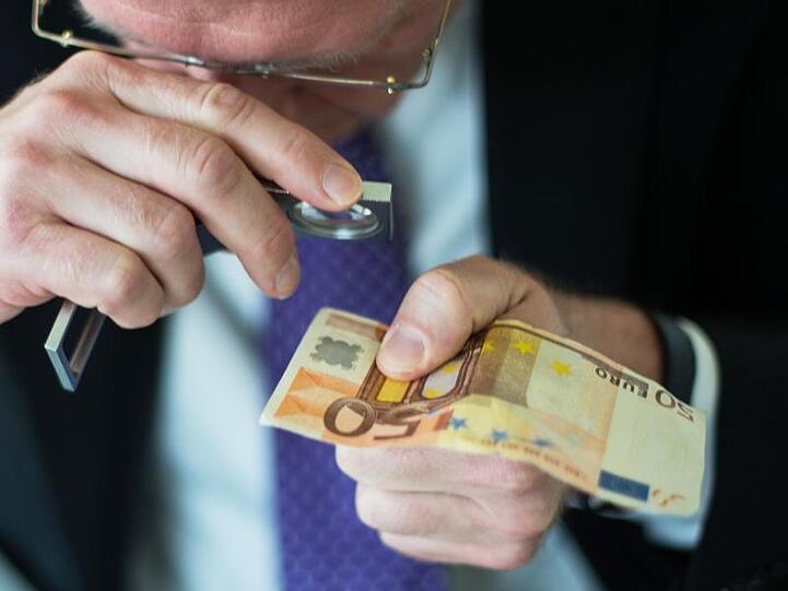 Prüfung einer 50 Euro-Banknote.