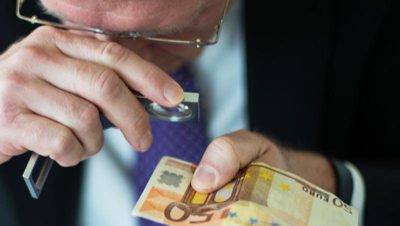 Prüfung einer 50 Euro-Banknote. Prüfung einer 50 Euro-Banknote.