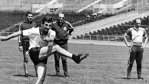 Der frühere Fußball-Nationalspieler Ludwig Müller (v).