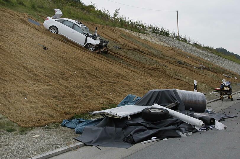 Ein Kleinlastwagen und ein Auto waren am Crash auf der A94 beteiligt – der Pkw wurde von der Wucht des Aufpralls von der Autobahn geschleudert.