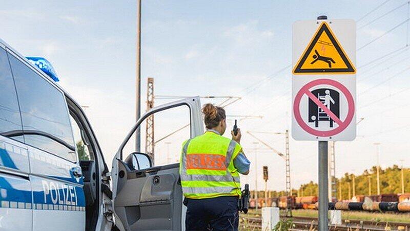 Weil zwei Buben (10) im Bereich der Gleise auf Strommasten kletterten, musste die Zugstrecke zwischen Rosenheim und München gesperrt werden.
