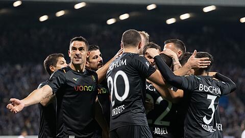 Bochums Spieler freuen sich mit dem Torschützen Christopher Antwi-Adjei (verdeckt) über das 1:0.