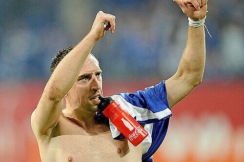 Für einen Sieg gegen Hoffenheim betet Franck Ribéry hier sicher nicht. Wenn es nach den Bayern-Spielern geht, ist der schon längst ausgemacht.