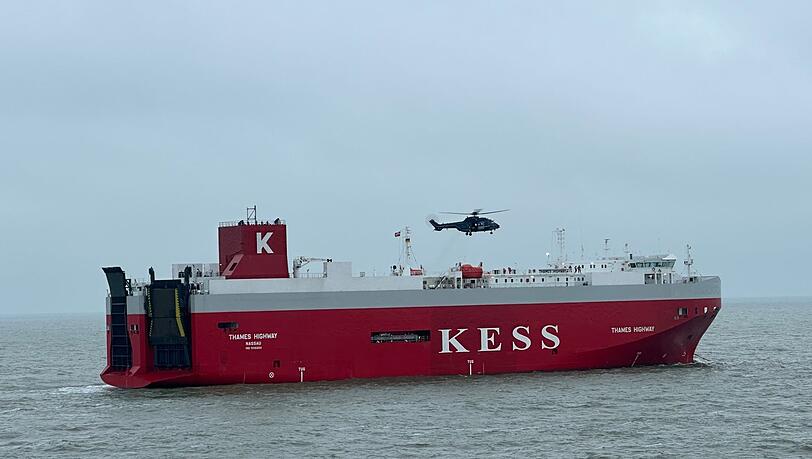 Der Frachter wurde zur&uuml;ck in den Emder Hafen geschleppt.