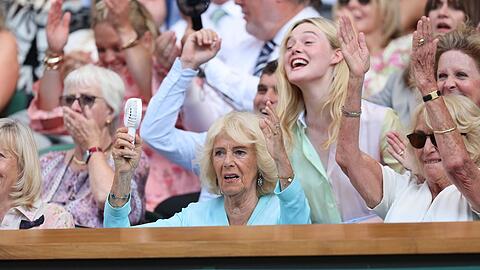 K&ouml;nigin Camilla hat den Wimbledon Championships einen Besuch abgestattet. Direkt hinter ihr sa&szlig; Elle Fanning.