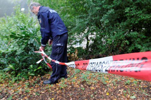 Ein Polizist sichert den Fundort in Velbert