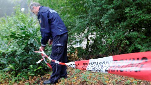 Ein Polizist sichert den Fundort in Velbert Ein Polizist sichert den Fundort in Velbert