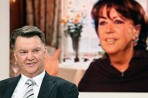 Louis van Gaal im Audi-Star-Talk. Im Hintergrund auf dem Bildschirm seine Frau Truus.