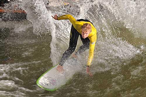 Ein fetter Hack mit ganz viel Spray: Wer das Eisbach-Surfen richtig beherrscht, der wendet sein Board so zackig, dass das Wasser meterhoch spritzt.