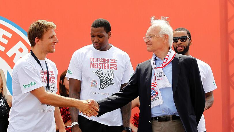 Die Basketballer des FC Bayern München feiern vor dem Audi Dome ihren Meistertitel. Die Basketballer des FC Bayern München feiern vor dem Audi Dome ihren Meistertitel.