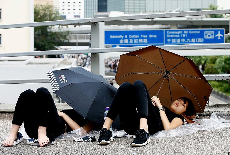 Die Proteste in Hong Kong weiten sich immer weiter aus und überschatten den Nationalfeiertag Chinas. Die Demonstranten errichten immer mehr Blockaden.