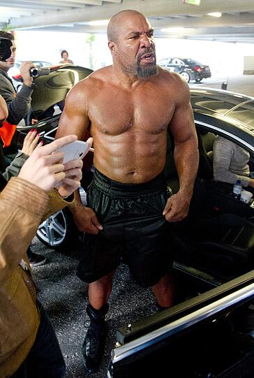 Beim offiziellen Wiegen brachte der Titelverteidiger 111,5 kg auf die Waage, bei Herausforderer Kubrat Pulew waren es exakt 112,0 kg. Die Bilder von der Einstimmung auf den Kampf