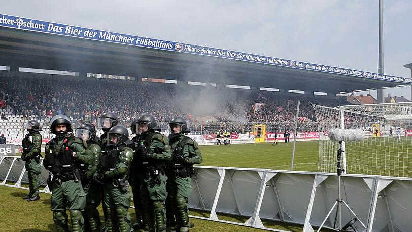 Gesprächsthema für die Freunde des Sechzger-Stadions: das Amateur-Derby zwischen dem FC Bayern II und dem TSV 1860 II im Grünwalder Stadion. Gesprächsthema für die Freunde des Sechzger-Stadions: das Amateur-Derby zwischen dem FC Bayern II und dem TSV 1860 II im Grünwalder Stadion.