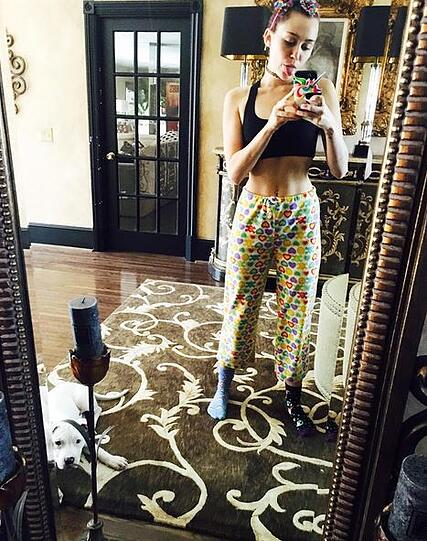 Miley Cyrus macht es sich in Jogginghosen gemütlich