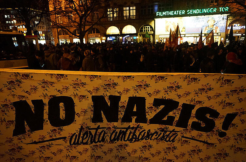 Gegendemonstranten von "NoBagida" am Sendlinger Tor. Insgesamt fanden sich hier rund 400 Personen ein.