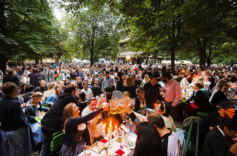 Der Biergarten war voll.
