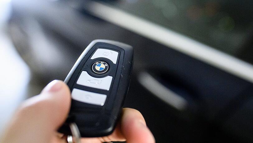 Eine Autoschieberbande hat in München geklaute Luxusautos wie BMW und Mercedes ins Ausland verschoben. (Symbolfoto)