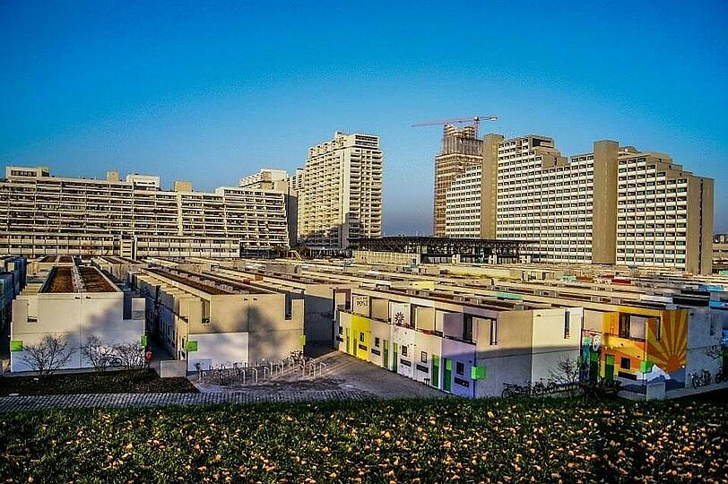 Der Verein der "Studenten im Olympiazentrum e.V." liegt direkt im Olydorf mit seinen beliebten Bungalows. Über 2000 Studenten wohnen in der Wohnanlage des Studentenwerks München.