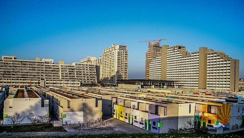 Der Verein der "Studenten im Olympiazentrum e.V." liegt direkt im Olydorf mit seinen beliebten Bungalows. Über 2000 Studenten wohnen in der Wohnanlage des Studentenwerks München. Der Verein der "Studenten im Olympiazentrum e.V." liegt direkt im Olydorf mit seinen beliebten Bungalows. Über 2000 Studenten wohnen in der Wohnanlage des Studentenwerks München.