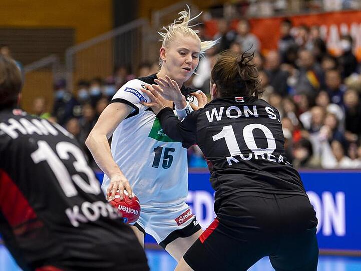 Deutschlands Evgenija Minevskaja (M) wird von eine Südkoreanerin gestoppt.