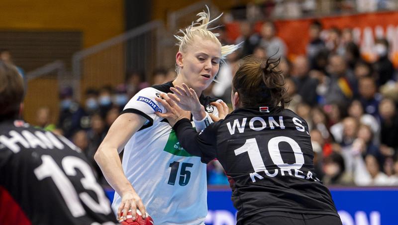 Deutschlands Evgenija Minevskaja (M) wird von eine Südkoreanerin gestoppt. Deutschlands Evgenija Minevskaja (M) wird von eine Südkoreanerin gestoppt.
