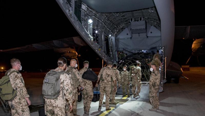 Einsatz beendet: Bundeswehrsoldaten steigen im Feldlager in Masar-i-Scharif in ein Transportflugzeug A400M der Luftwaffe.