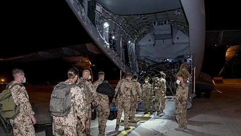 Einsatz beendet: Bundeswehrsoldaten steigen im Feldlager in Masar-i-Scharif in ein Transportflugzeug A400M der Luftwaffe.