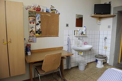 Der Blick in eine Gefängniszelle Der Blick in eine Gefängniszelle