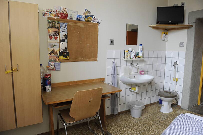 Der Blick in eine Gefängniszelle