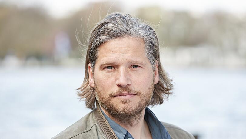 Sebastian Ströbel, Schauspieler, steht bei einem Fototermin mit der Deutschen Presse-Agentur an der Außenalster.