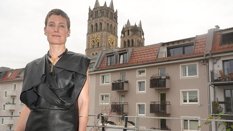 Saskia Diez auf dem Balkon ihrer Wohnung im Glockenbachviertel. Die Schmuckdesignerin kreiert nicht nur gerne Ohrringe und Ketten, sondern auch Gerichte für ihre Freunde. Viele Rezepte und Tipps hat sie nun in einem Kochbuch zusammengetragen. Saskia Diez auf dem Balkon ihrer Wohnung im Glockenbachviertel. Die Schmuckdesignerin kreiert nicht nur gerne Ohrringe und Ketten, sondern auch Gerichte für ihre Freunde. Viele Rezepte und Tipps hat sie nun in einem Kochbuch zusammengetragen.