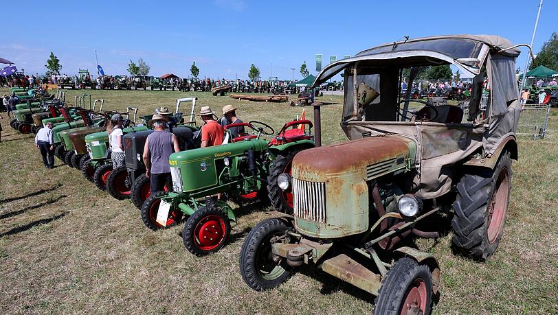 Ein Oldtimer-Traktor schöner als der andere. Ein Oldtimer-Traktor schöner als der andere.