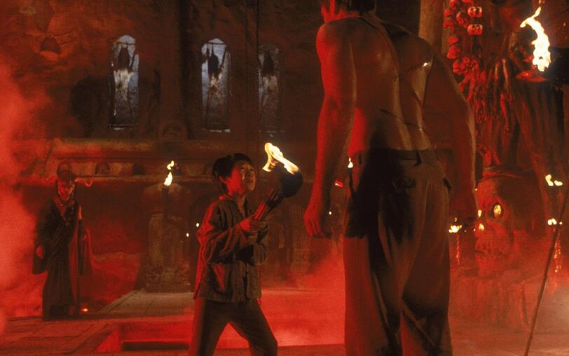 Im gruseligen zweiten Indy-Abenteuer geht's ziemlich düster zu: Das bekommt auch Shorty (Jonathan Ke Quan) am eigenen Leibe zu spüren. Im gruseligen zweiten Indy-Abenteuer geht's ziemlich düster zu: Das bekommt auch Shorty (Jonathan Ke Quan) am eigenen Leibe zu spüren.