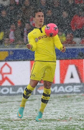 Die Bilder aus Freiburg. Die Linien müssen freigeräumt werden, der Ball ist rot und Spieler wie Trainer sind nicht zu beneiden. Doch dennoch wird gespielt.