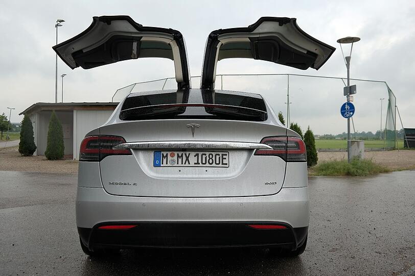 Das Model X von Tesla ist ein elegant-wuchtiges SUV mit sehr viel Platz, reinem Elektroantrieb und sehr viel Kraft. Die getestete Version 90D bringt es auf 422 PS - die Bilder.