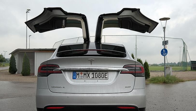 Das Model X von Tesla ist ein elegant-wuchtiges SUV mit sehr viel Platz, reinem Elektroantrieb und sehr viel Kraft. Die getestete Version 90D bringt es auf 422 PS - die Bilder. Das Model X von Tesla ist ein elegant-wuchtiges SUV mit sehr viel Platz, reinem Elektroantrieb und sehr viel Kraft. Die getestete Version 90D bringt es auf 422 PS - die Bilder.