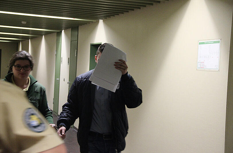 Verhandlungspause: In Handfesseln wird Böller-Werfer Johannes L. (19) abgeführt.
