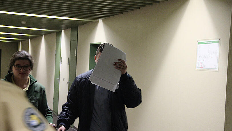 Verhandlungspause: In Handfesseln wird Böller-Werfer Johannes L. (19) abgeführt. Verhandlungspause: In Handfesseln wird Böller-Werfer Johannes L. (19) abgeführt.