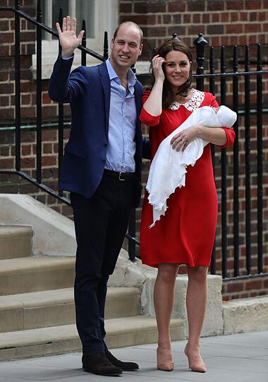 Die ersten öffentlichen Fotos von Prinz Louis. Das rote Kleid von Kate mit weißem Kragen erinnert an das Outfit von Prinzessin Diana, das sie nach der Geburt von Prinz Harry getragen hatte.
