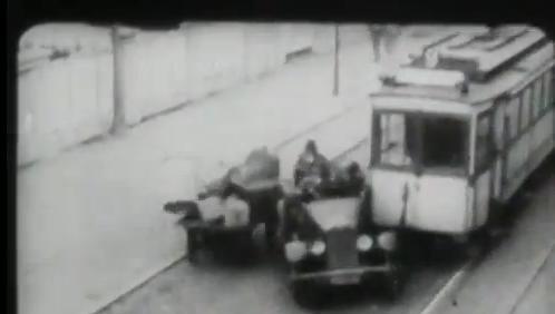 Ein filmreifer Unfall: Unten geht's zum Video. Ein filmreifer Unfall: Unten geht's zum Video.