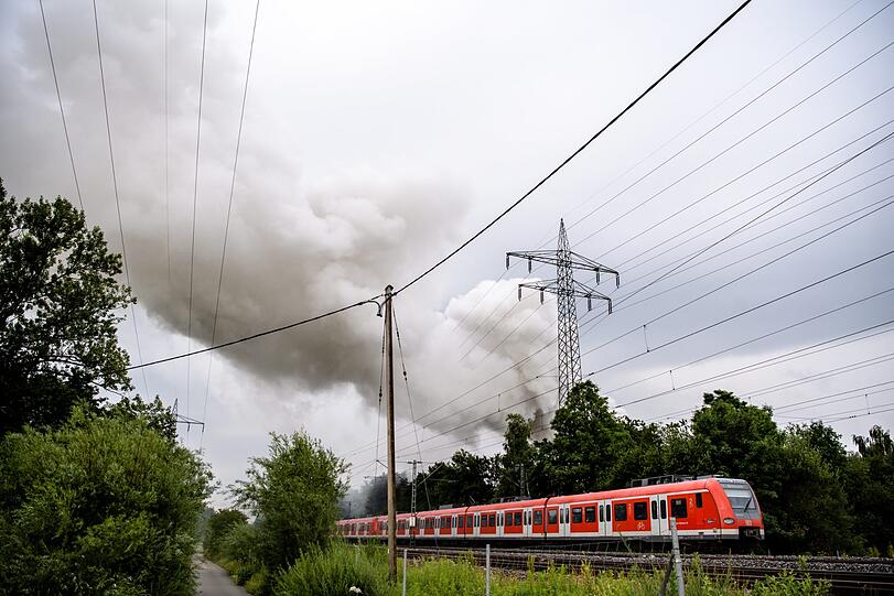 Über dem Recyclinghof im Stadtteil Aubing-Lochhausen ist eine dichte Rauchwolke zu sehen.
