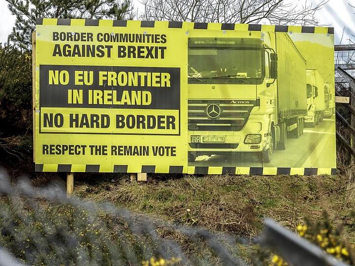 Ein Schild gegen den Austritt des Vereinigten Königreichs aus der EU an der Grenze zwischen Irland und Nordirland.
