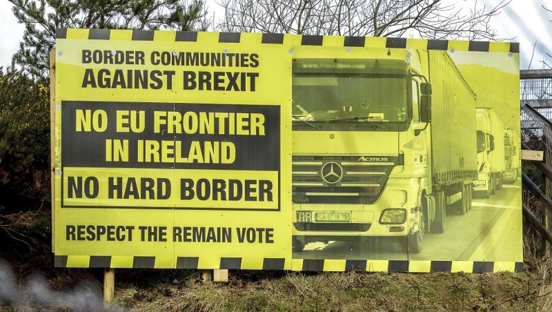Ein Schild gegen den Austritt des Vereinigten Königreichs aus der EU an der Grenze zwischen Irland und Nordirland.