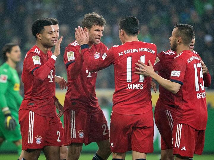 Die Bayern feiern das 2:0 von Thomas Müller.