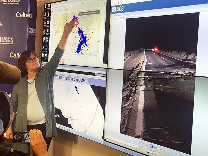 Seismologin Lucy Jones zeigt kurz nach dem zweiten Erdbeben ein Foto, auf dem Beschädigungen am Highwayy 178 bei Trona zu sehen sind.