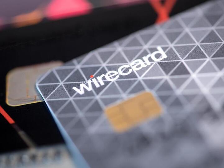 Eine Kreditkarte des Bezahldienstleister Wirecard liegt auf einem Tisch. Der Dax-Konzern ist seit Jahren mit dem Vorwurf fragwürdiger Geschäfte konfrontiert.
