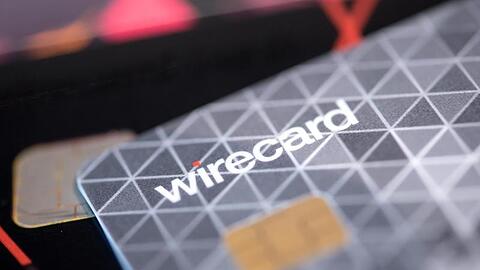 Eine Kreditkarte des Bezahldienstleister Wirecard liegt auf einem Tisch. Der Dax-Konzern ist seit Jahren mit dem Vorwurf fragwürdiger Geschäfte konfrontiert.