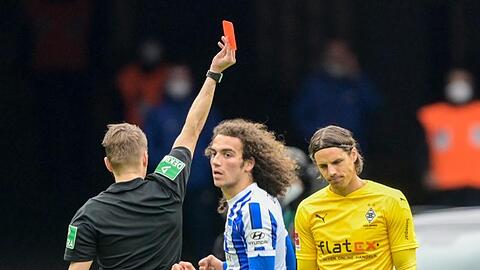 Mönchengladbachs Torwart Yann Sommer (r) wurde nach einer Notbremse frühzeitig zum Duschen geschickt.