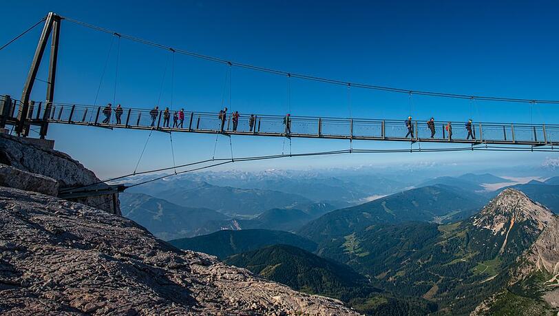 Grandiose Ausblicke von der Dachstein-Hängebrücke.